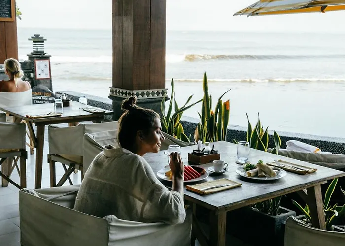 Hotel Bombora Medewi 4*